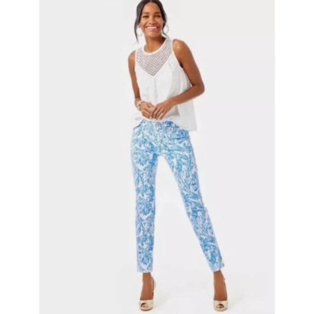 Lilly Pulitzer Blue & White Printed Slim Pants. Size 2
